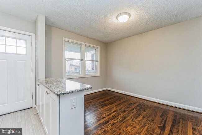 Building Photo - 3422 Dunran Rd