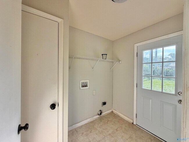 Building Photo - 2110 Fernbrook Dr NE