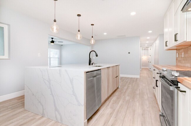 Building Photo - Gorgeous Mid-Centry Modern 3bed/2bath with...