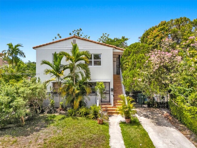 Building Photo - 3762 SW 27th St