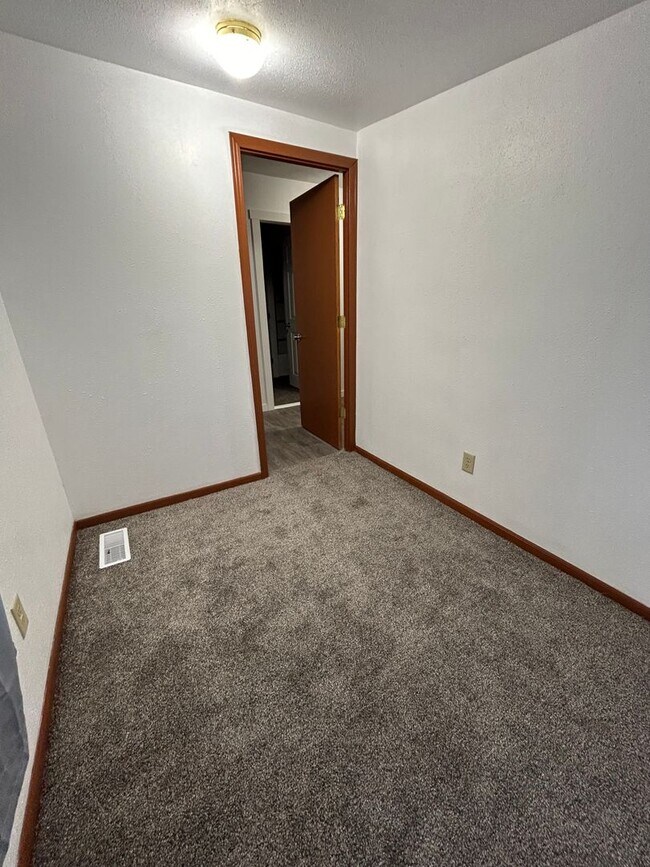 Building Photo - 3 Bedroom 2 Bathroom Apartment Near Gundersen