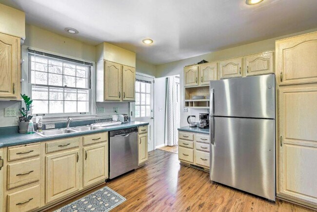 Building Photo - 1034 Clifton Hills Ave