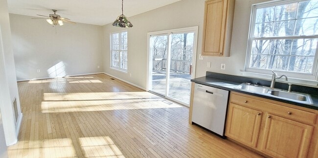 Building Photo - 3 Bed / 2-1/2 Bath Single Family Home w/1-Car garage