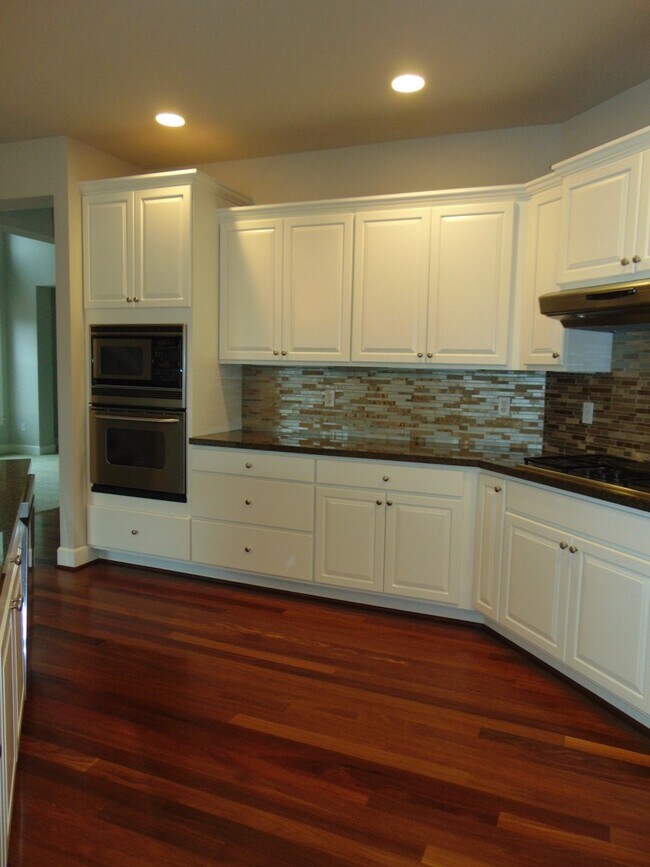 Building Photo - 4+ Bedroom/2.5 Bath Luxury Kirkland Home.  Spacious Home, Rose Hill Area!  A Must See!