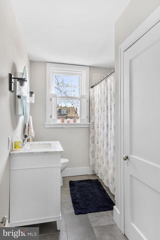 Building Photo - 706 W 21st St