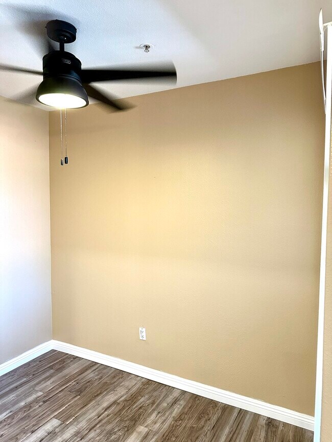Building Photo - Stunning and spacious Portofino condo at Lakewood.