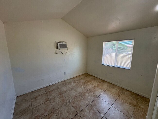 Building Photo - Dinuba country Home Rent Ready !