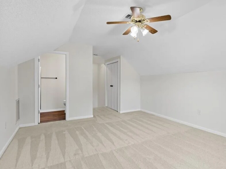 Upstairs bedroom - 198 Harbour Ln