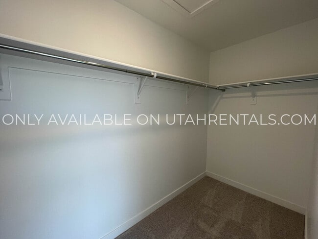 Building Photo - 1605 W Charmer Ln