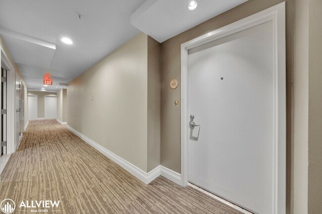 Building Photo - Location, Luxury, and Lifestyle – Top Floo...