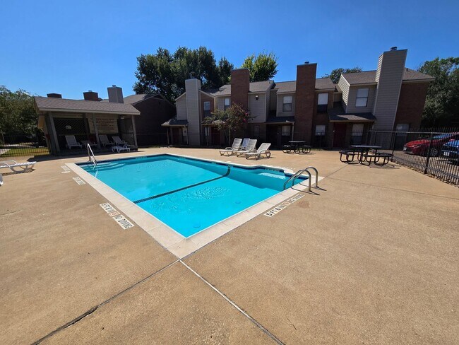 Building Photo - College Station -2 bedroom/ 2.5 bath - 2 story condo -Complex has a Pool.