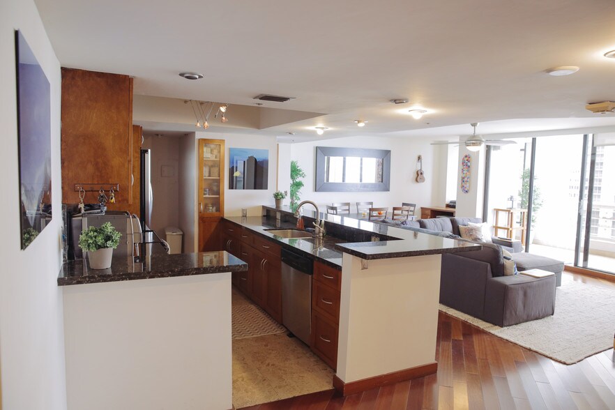 Building Photo - 1717 N Bayshore Dr