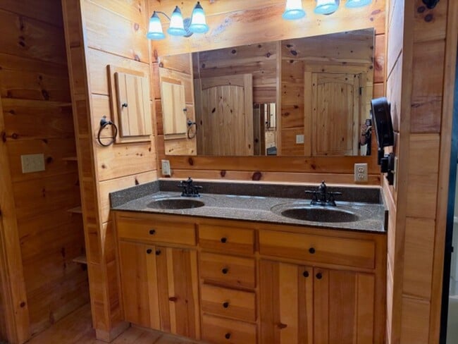 Building Photo - Sevierville 37876 - 3 bedroom, 3.5 Bath, 2486 sq. ft. Cabin and a 672 sq. ft. Studio above garage...