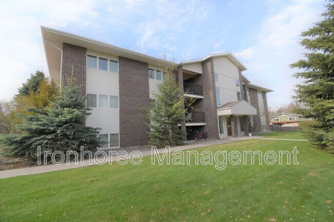 Building Photo - 813 W Villard St