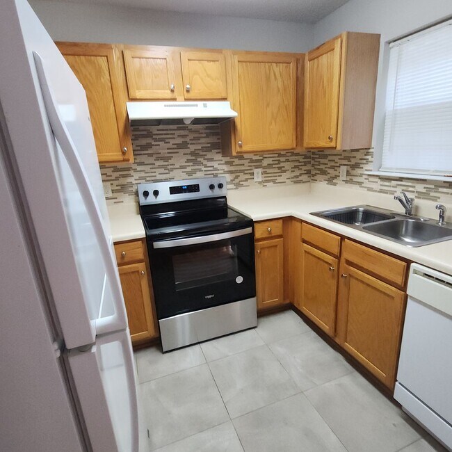 Building Photo - Pretty Townhouse for Rent in Rachel's Keep...