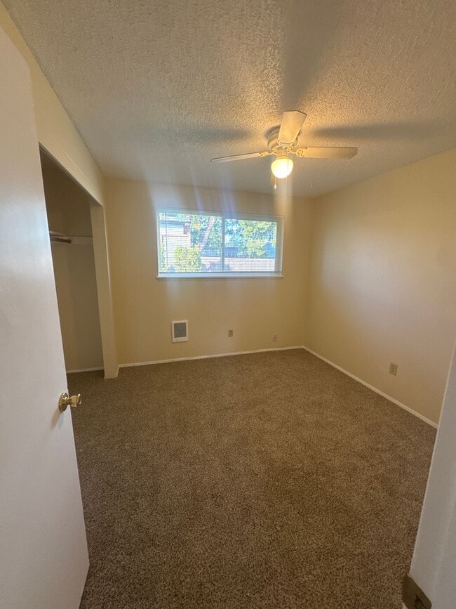 Building Photo - 3 bedroom 1 bathroom