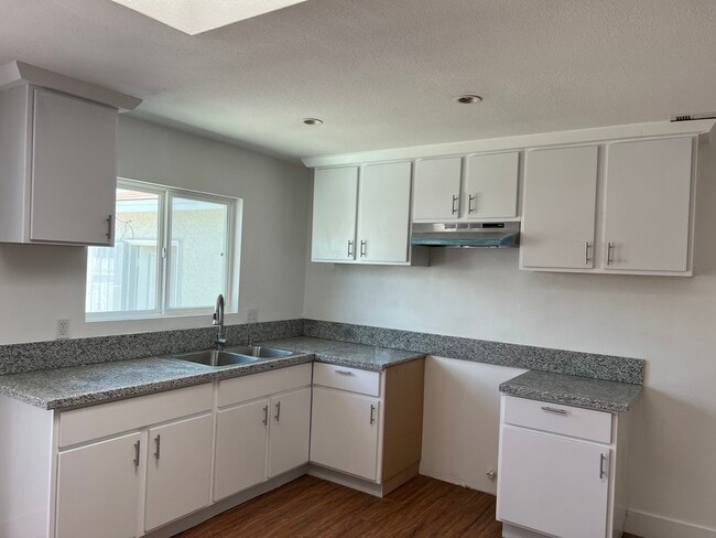 Building Photo - 1215 W L St