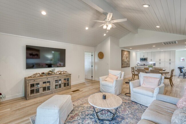 Building Photo - 3305 Close Call