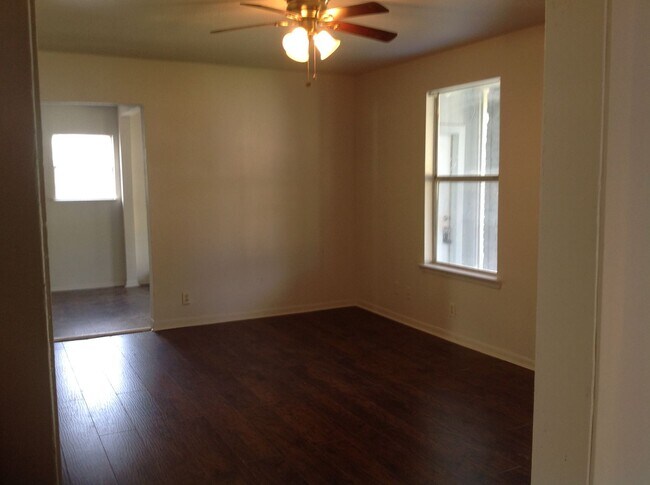 Building Photo - 206 Hub Ave