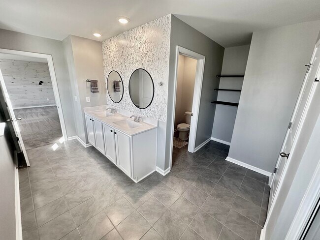 Building Photo - 340 Emery Oak Dr