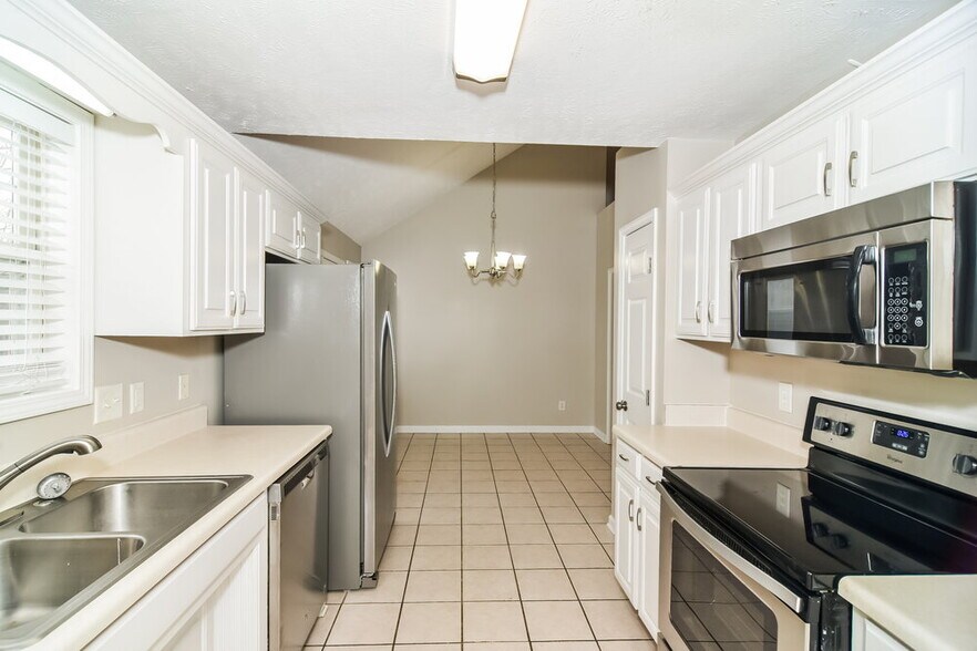 Building Photo - 9010 Lomond Dr