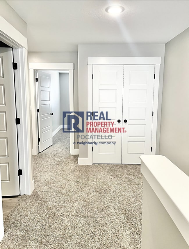 Building Photo - 3 Bedroom 2.5 Bathroom Town Home - 1 Car Garage - Small dog allowed