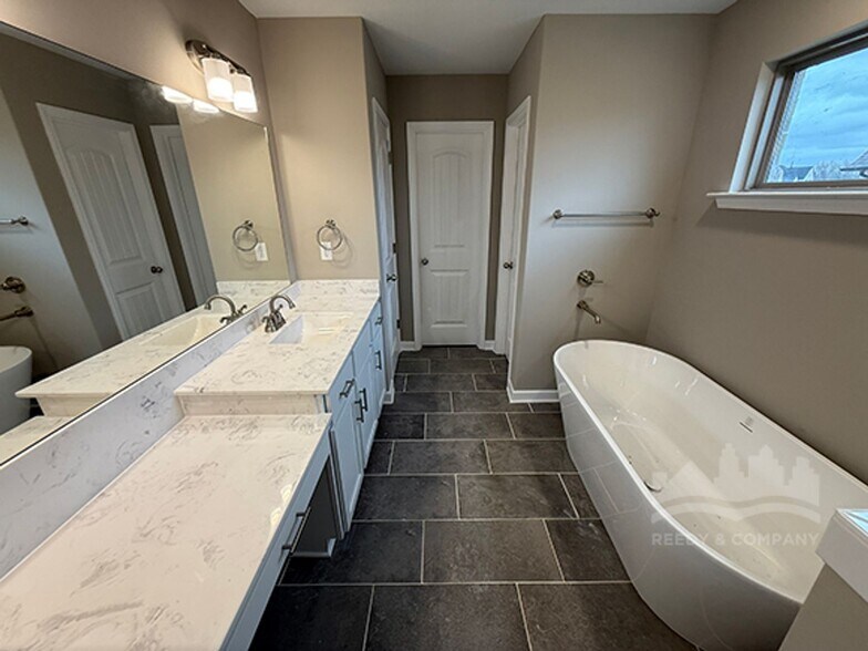 Building Photo - 581 Tucker View Dr