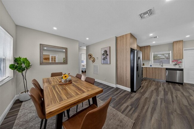 Building Photo - 540 NE 59th Ct