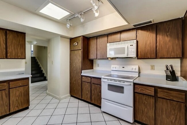 Building Photo - 5-Bed 3.5 Bath Tempe Home with Private Pool & Prime ASU Proximity