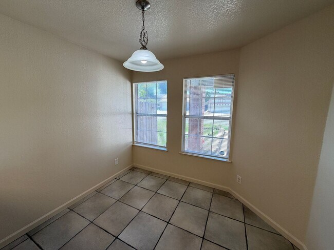 Building Photo - Corner Lot