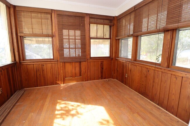 Building Photo - Live just minutes from USC, Five Points, a...