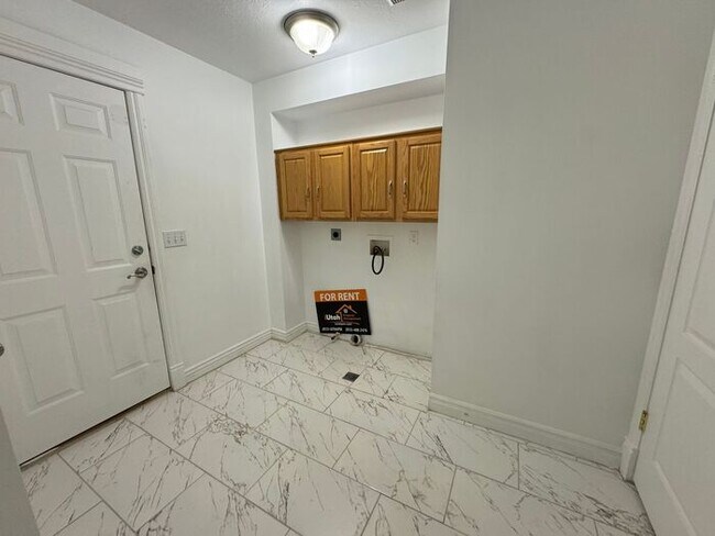Building Photo - 5 bdrm 3 bth Home 2 Car Garage- Solar Pane...
