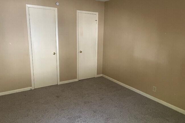 Building Photo - Charming 2/1 Apartment in Midtown!