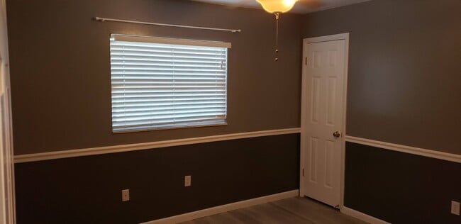 Building Photo - 3 bed, 2 bath 1 car garage