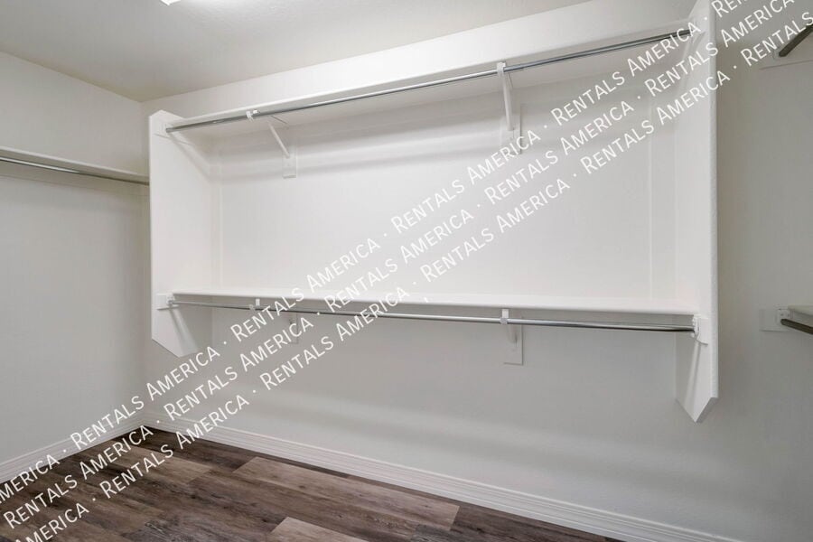 Building Photo - 1540 N Balboa