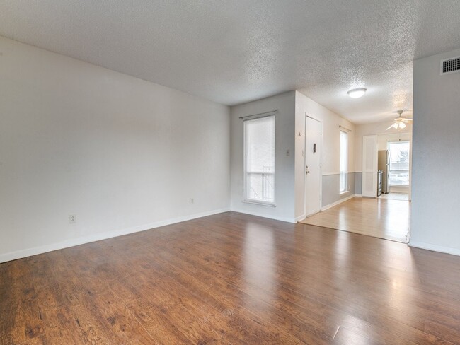 Building Photo - Spacious Updated 2 Bed 2 Bath Unit in Wedg...