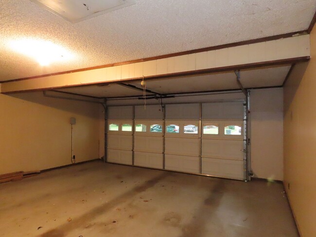 Building Photo - South Tyler! Spacious 3 Bedroom, 2 Bath