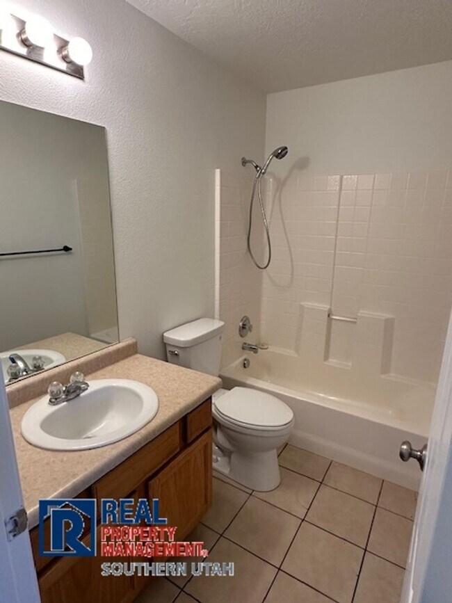 Building Photo - Hidden Valley Townhome