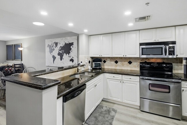 Building Photo - 520 SE 5 Ave