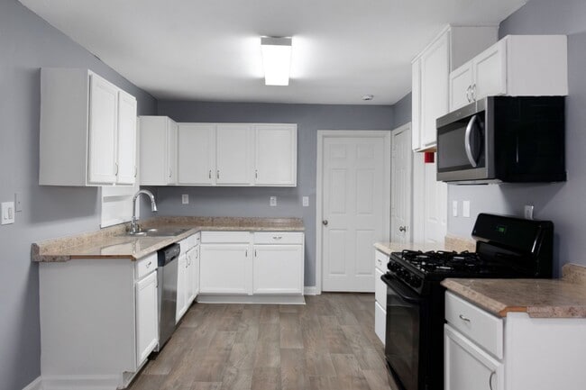Building Photo - Spacious 4 Bed 3 Bath SFH!