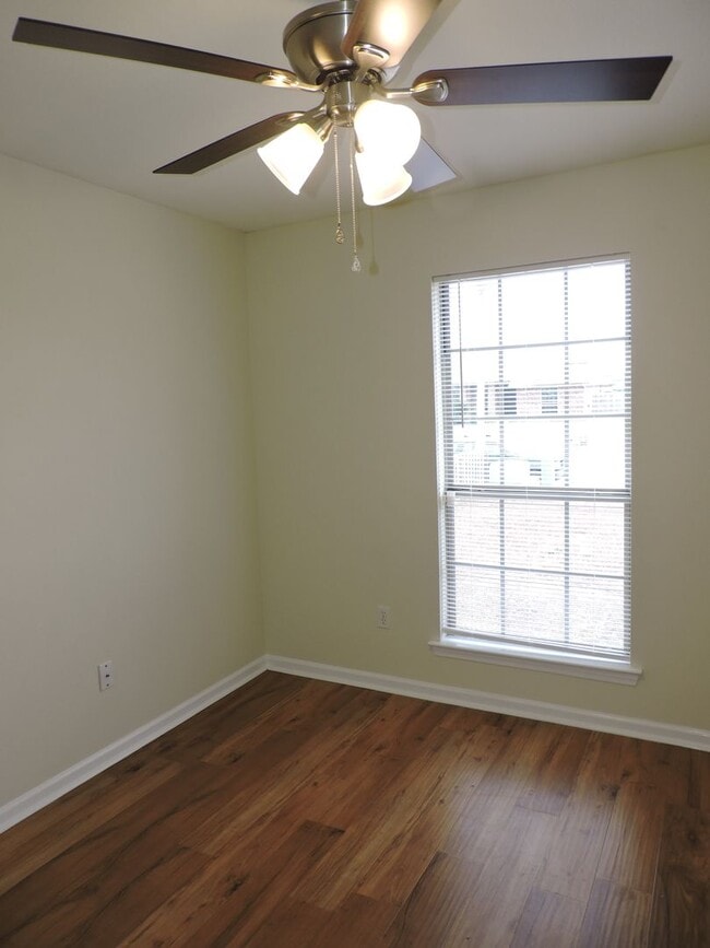 Building Photo - Four bedroom home near Whiting Field!