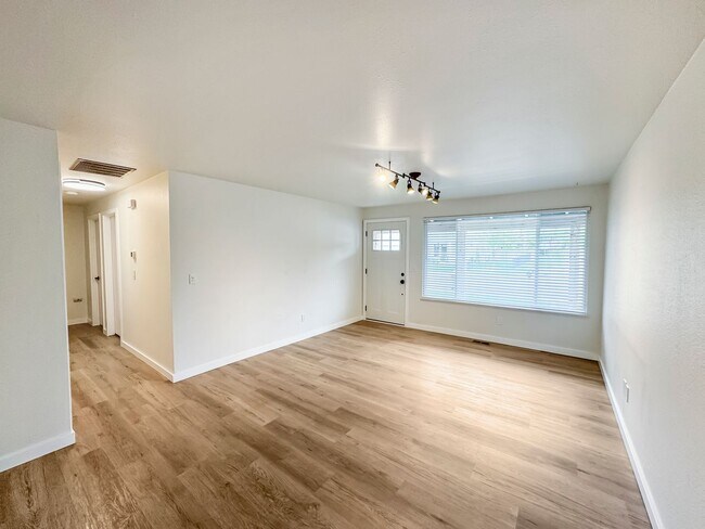 Building Photo - Immaculate Single-Level Home