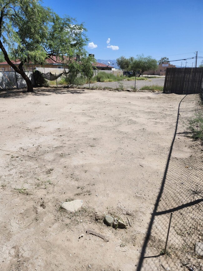Building Photo - 1408-1410 N Hualpai Rd