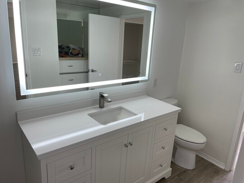 Building Photo - 4337 Marina City Dr