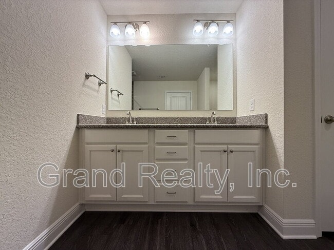 Building Photo - 4423 Village Oak Ln