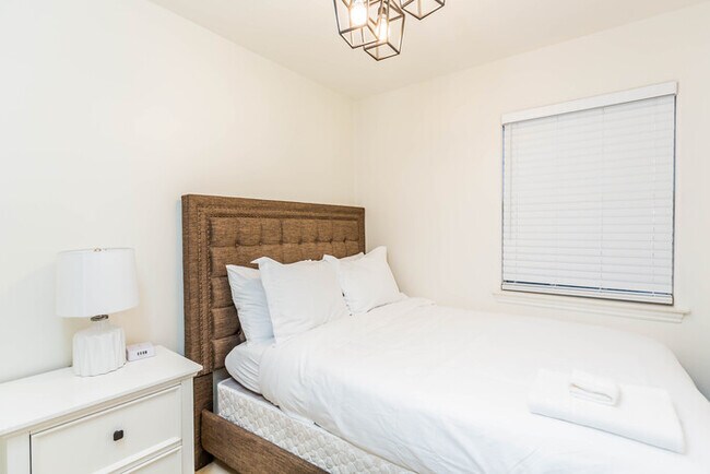 Building Photo - Newly Remodeled 5B4B. 2 mile from the Rose Parade!