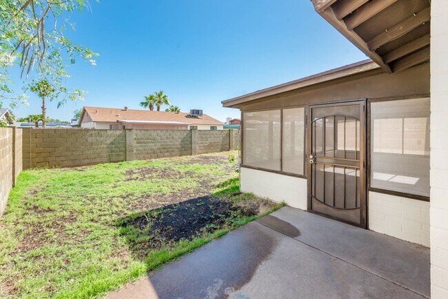 Building Photo - 3/2 sfh 2 car garage, huge yard 35th Ave &...