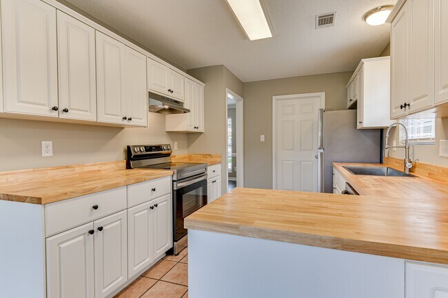 Building Photo - 4416 Hatteras Dr