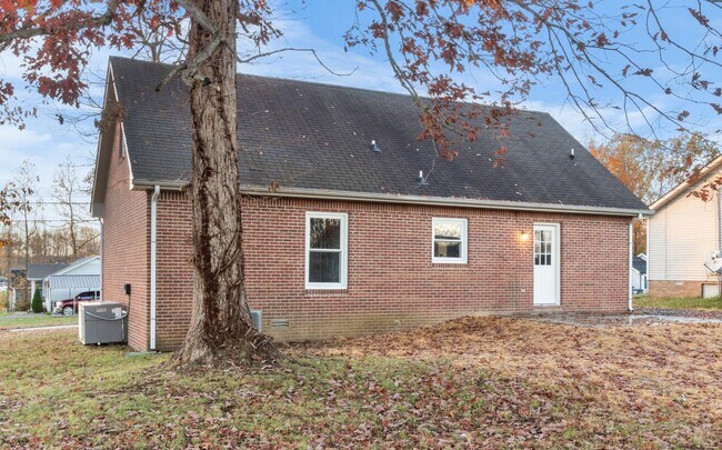 Building Photo - 4 Bedroom Pet Friendly Home For Rent On a Large Corner Lot!