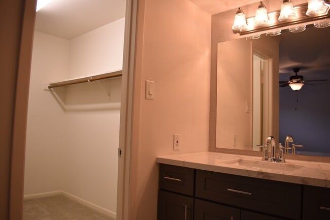 Building Photo - 6501 Gambier Ln